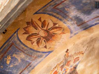 ...il tutto dominato da un decoro vegetale a otto petali sull�arcata
